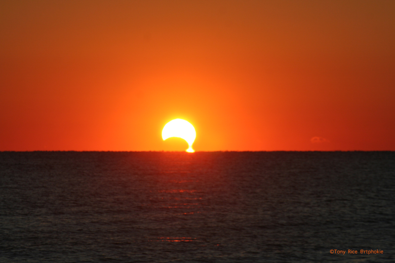 Illustration for article titled Astounding Footage of Yesterday's Rare Hybrid Solar Eclipse